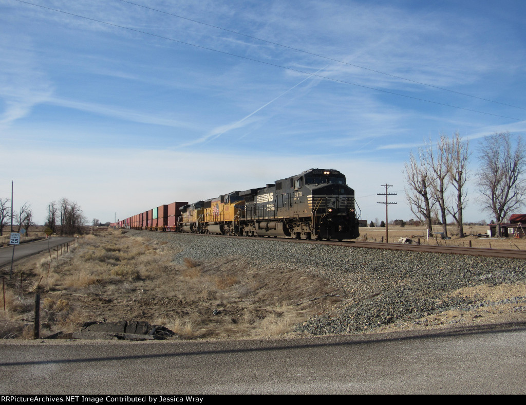 NS 9476 leads UP ITAG2-15 through Mora, ID on 2/16/23